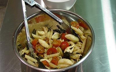 ensalada pasta queso tomates