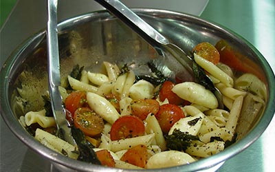 ensalada pasta queso tomates1