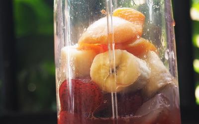 banana berry smoothie step1